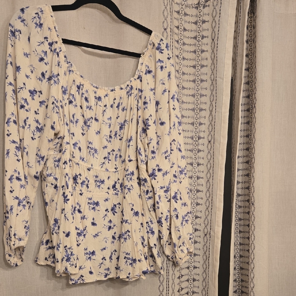 Torrid Size 3 Floral Cream and Blue Women's Top
